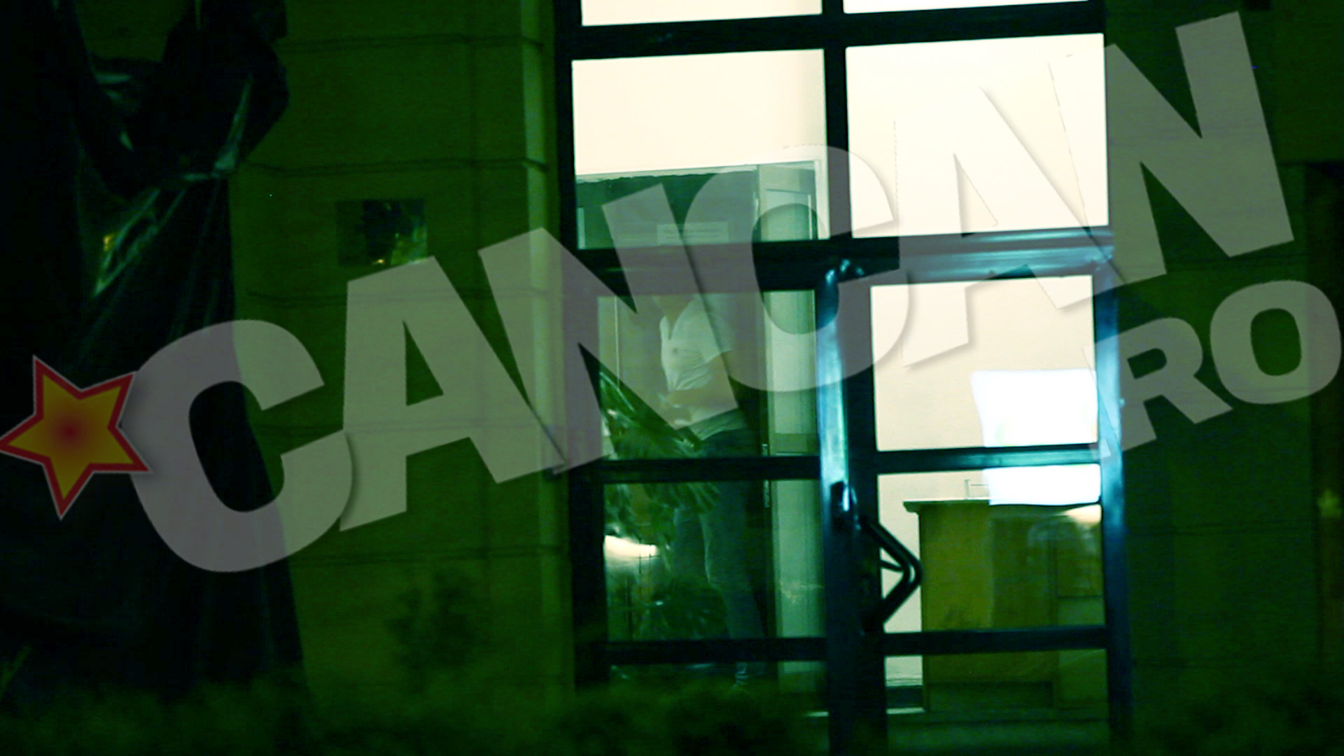 DUMINICA, 7 APRILIE, ORA 07:25 La scurt timp, muntenegreanul a urcat dupa fete, tot pe intrarea din spate