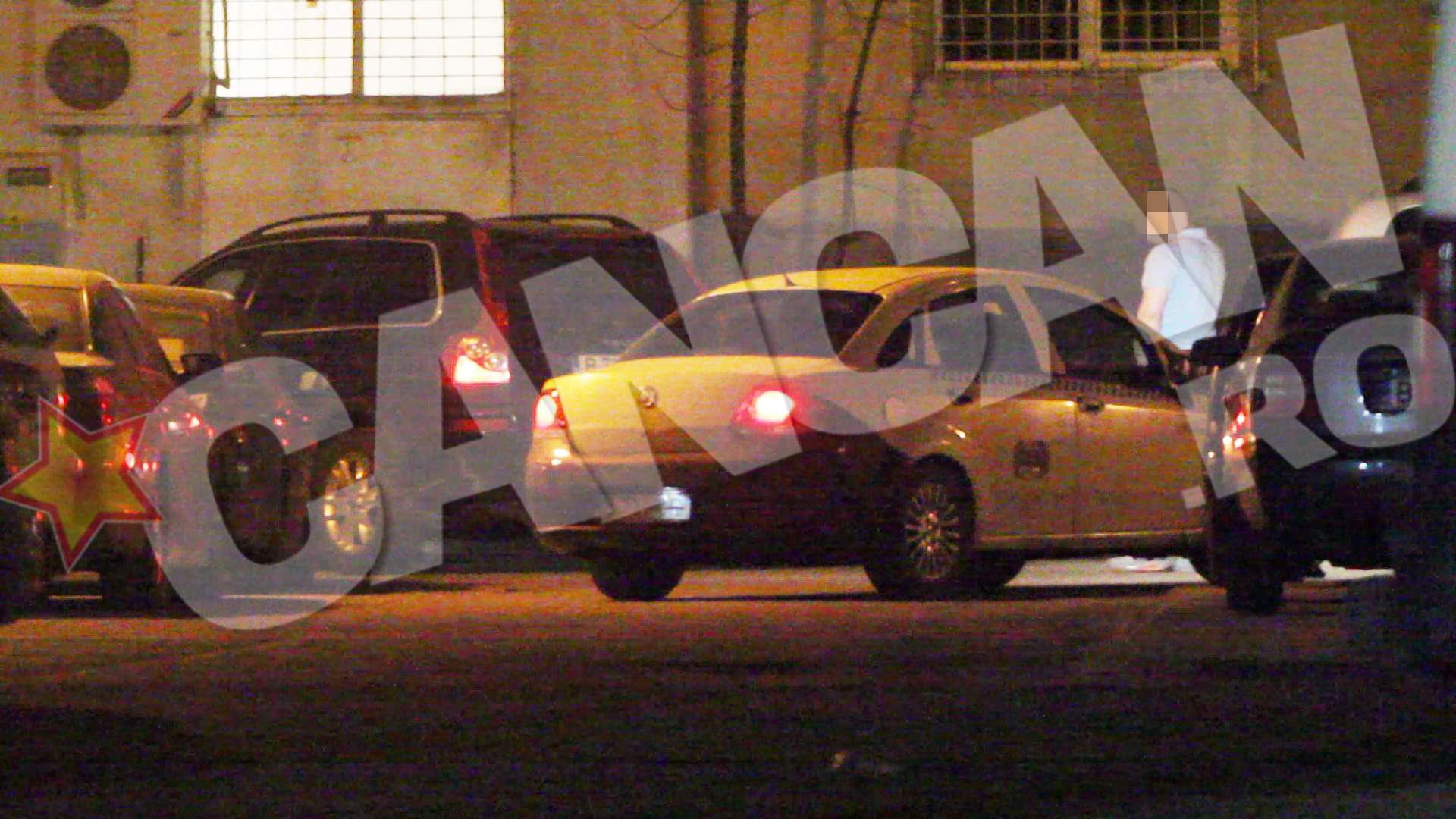 DUMINICA, 7 APRILIE ORA 07:10 Un taxi asemanator cu cel din noaptea in care Nikolic a fost fotografiat vomitand, a adus in spatele blocului in care locuieste fotbalistul alte doua fete