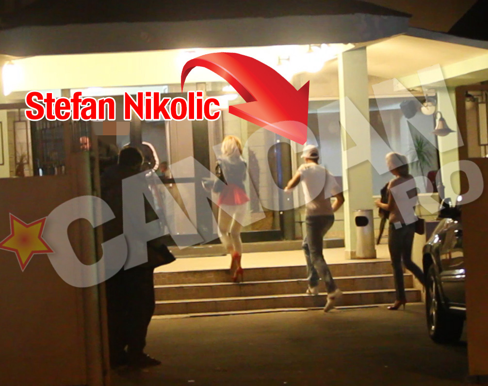 DUMINICA, 7 APRILIE ORA 05:05 Fotbalistul este incadrat de doua blonde la intrarea in local