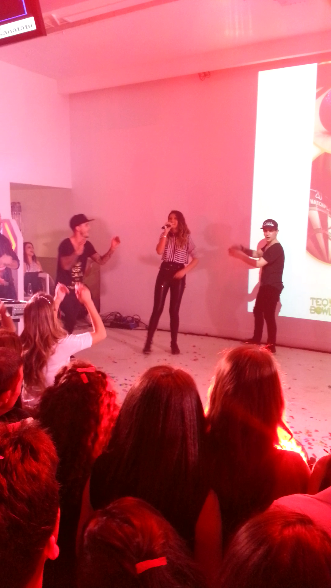 Antonia a facut beatbox in timp ce dansatorii ei faceau spectacol