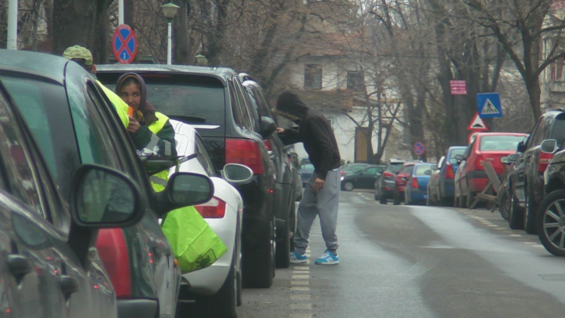 Razvan, nevoit sa caute diverse luc4ruri printre picioarele soacrei