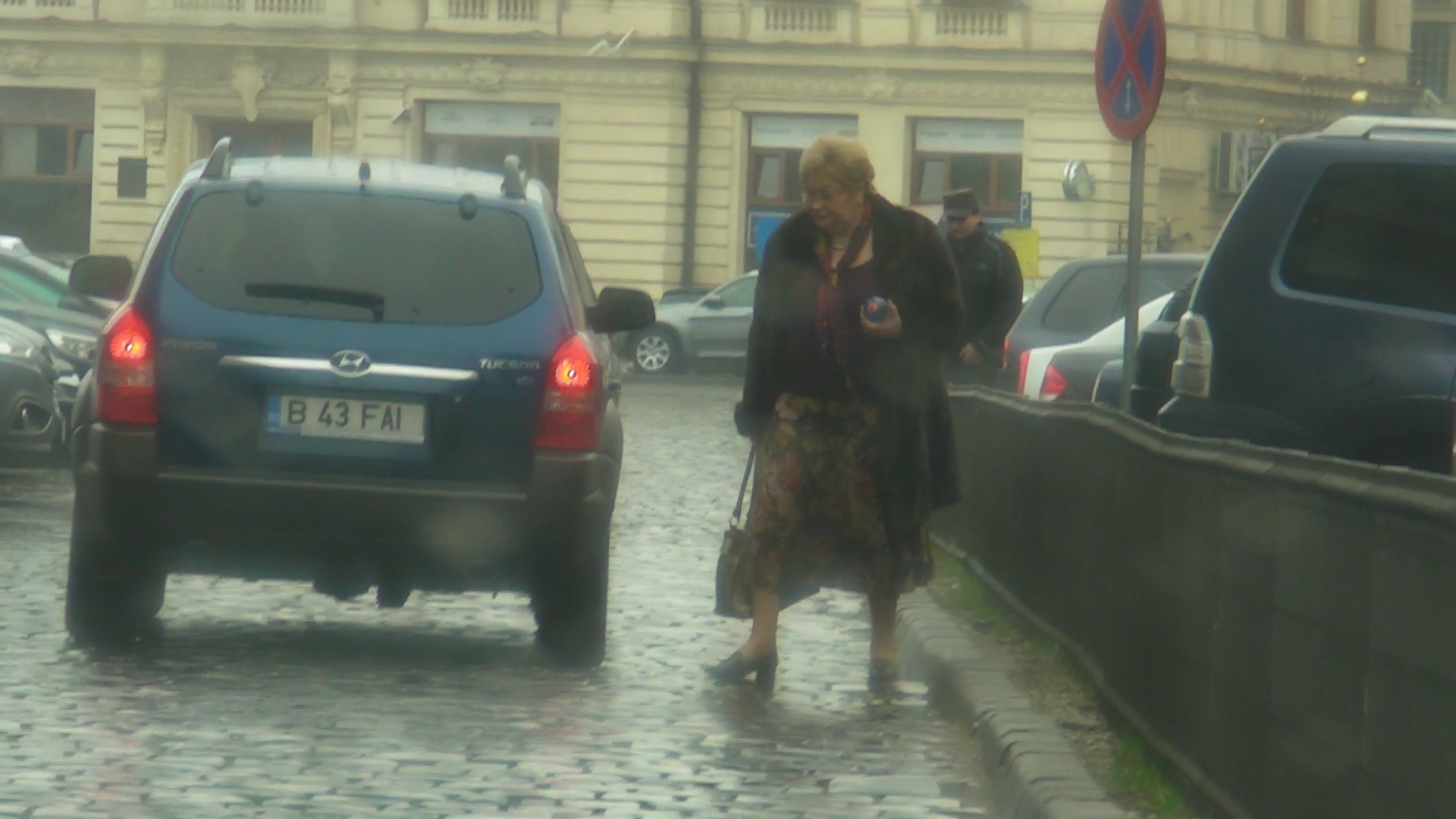 Mama Oanei, foarte atenta pe unde calca