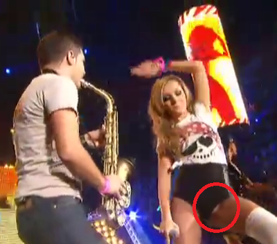 Alexandra in timpul concertului din Franta