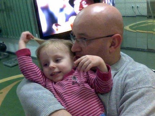 Maia a crescut mult de la acel incident, iar acum se bucura de viata alaturi de tatal sau (sursa facebook)