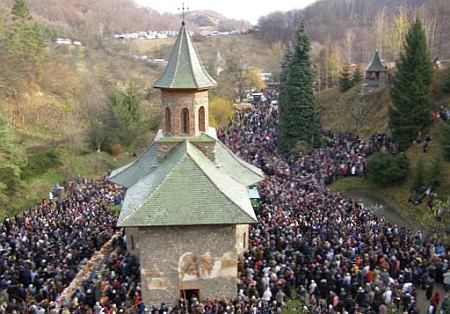 In fiecare an pe 28 noiembrie la mormantul lui Arsenie Boca de la Manastirea Prislop se aduna zeci de mii de pelerini