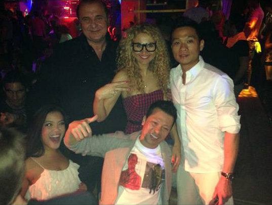 Omul de afaceri a prezentat-o pe artista tuturor prietenilor lui