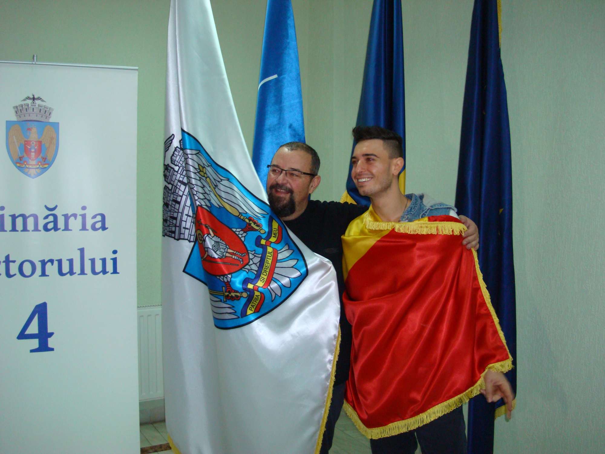 Piedone si Faydee s-au infasurat in steagul primariei sectorului 4 si al Romaniei