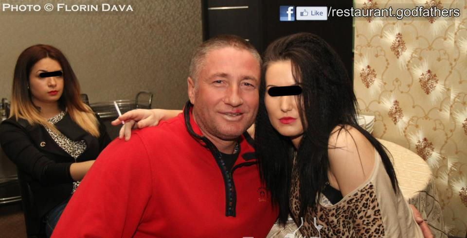 Fostului iubit al Sensualei i-a picat cu tronc o bruneta