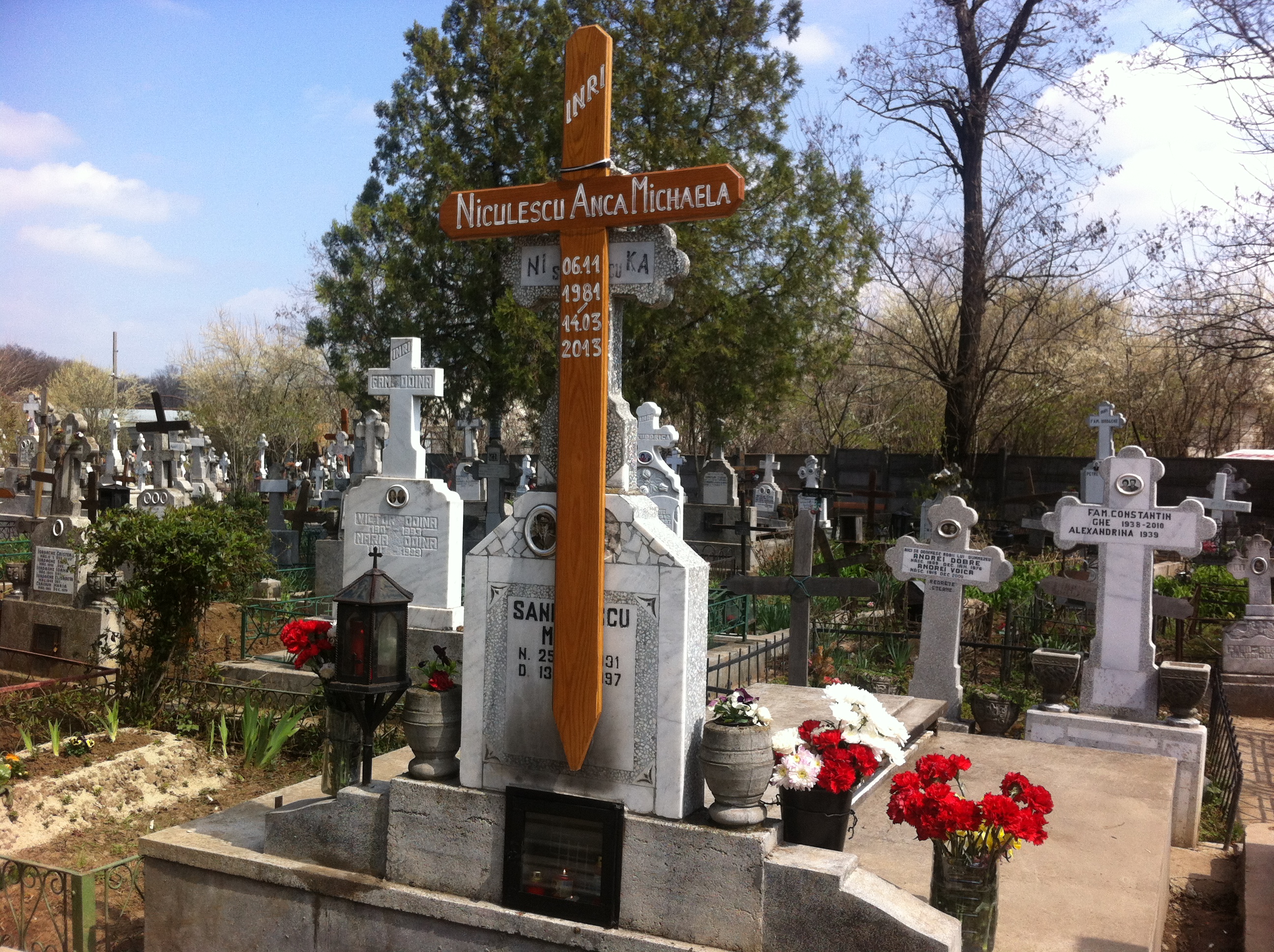 Mormantul “printesei de la Abracadabra” este aranjat, are mereu flori proaspete si lumanari aprinse