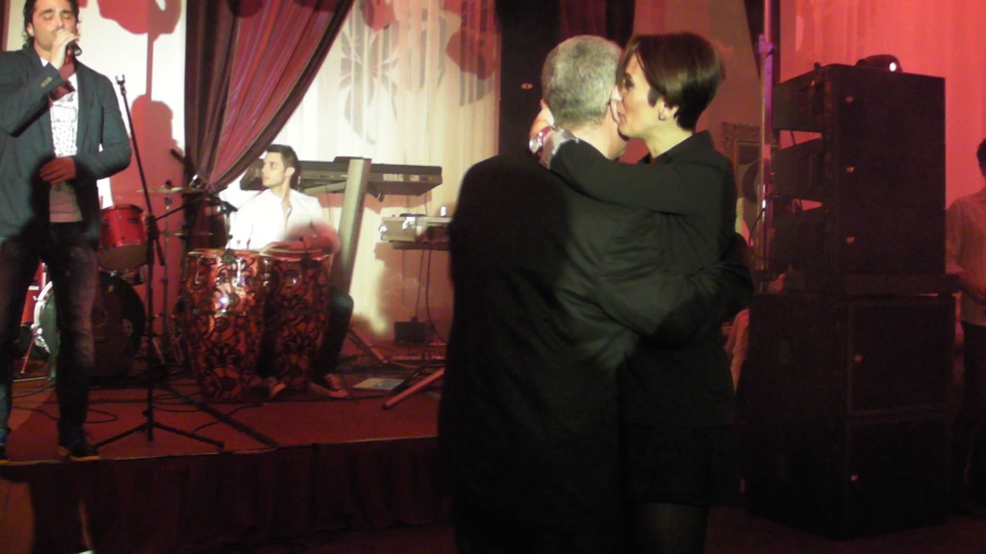 Ramona a atins de mai multe ori cu varful buzelor urechea lui Prigoana