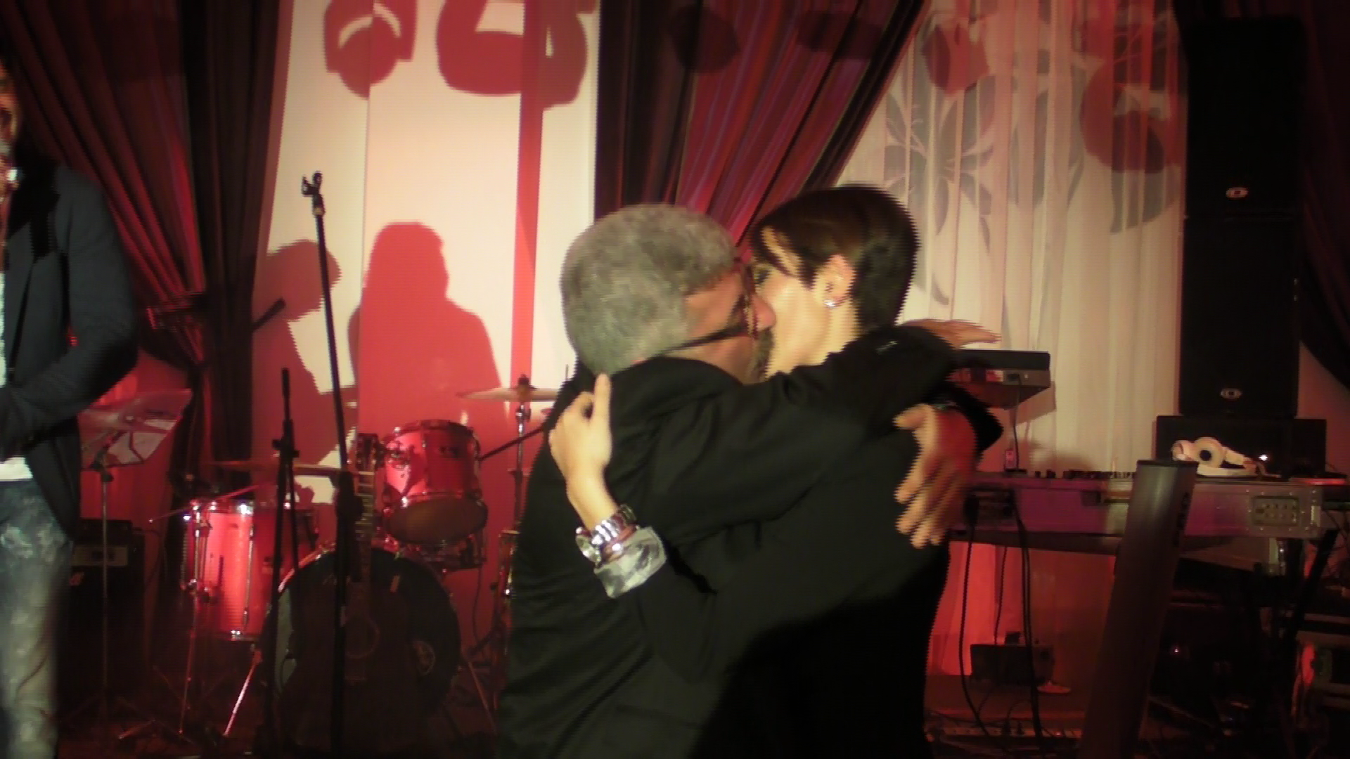 ...si a sarutat-o cu foc!