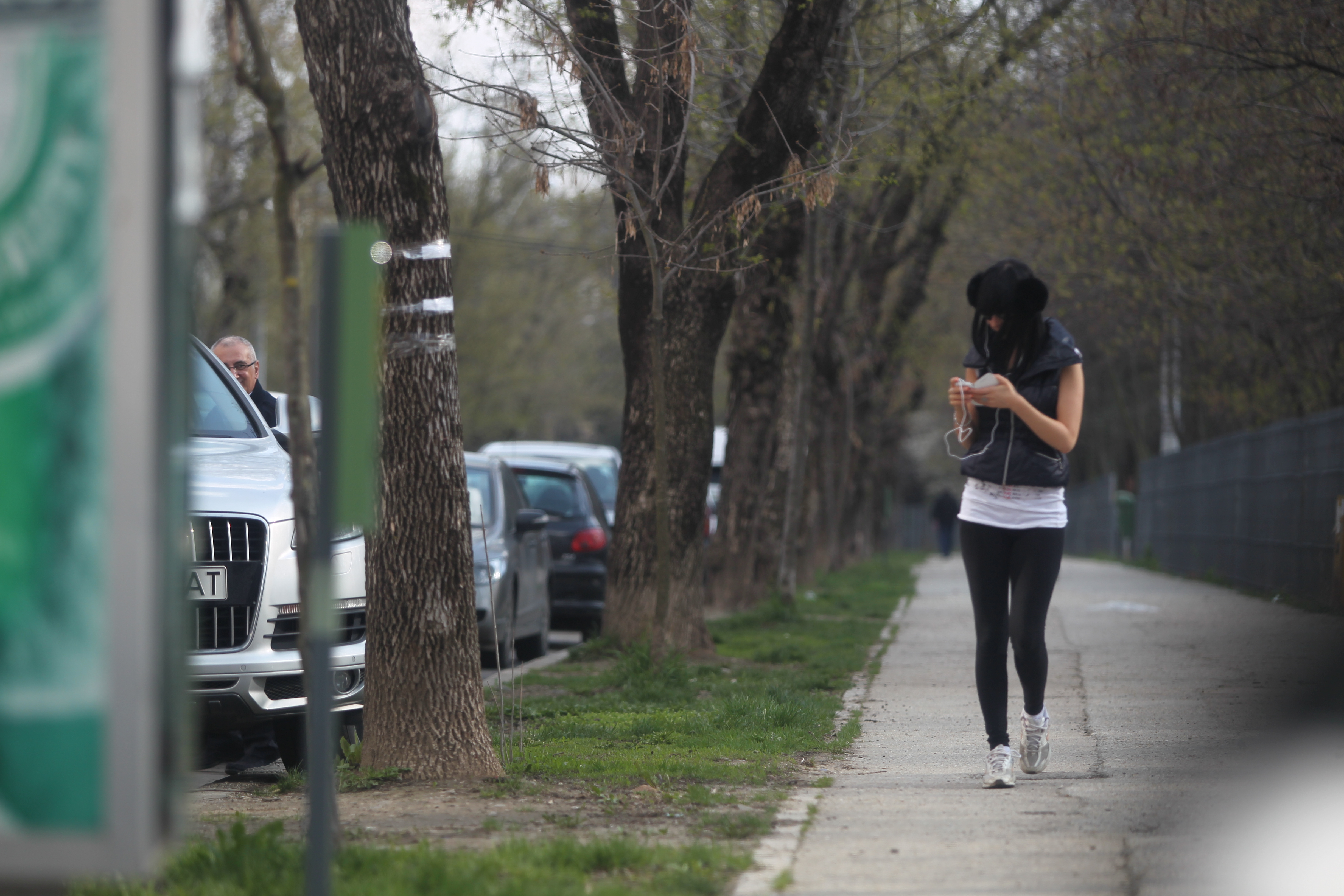 Afaceristul se uita satisfacut la iubita sa