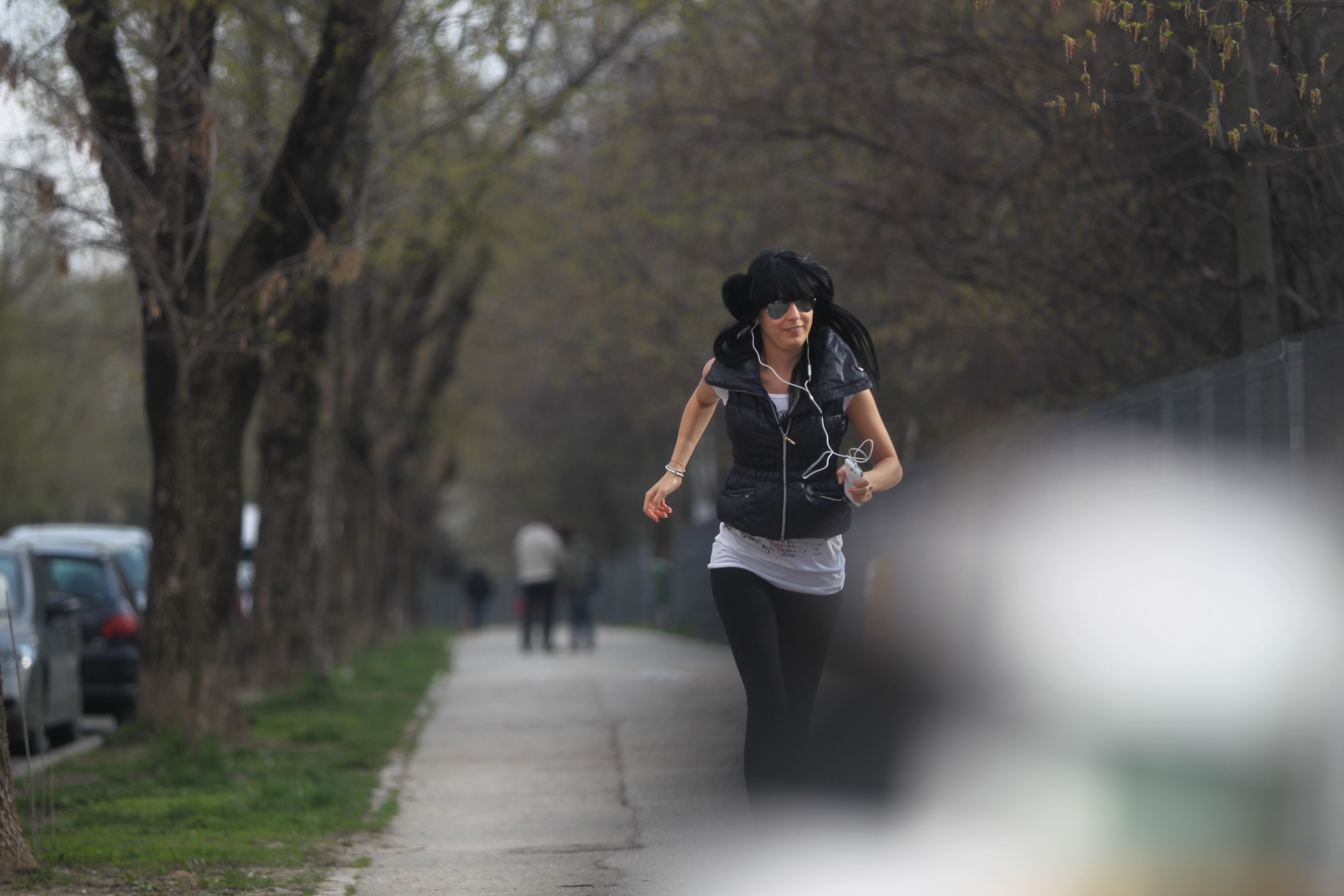 Frumoasa bruneta alearga aproape zilnic prin parc