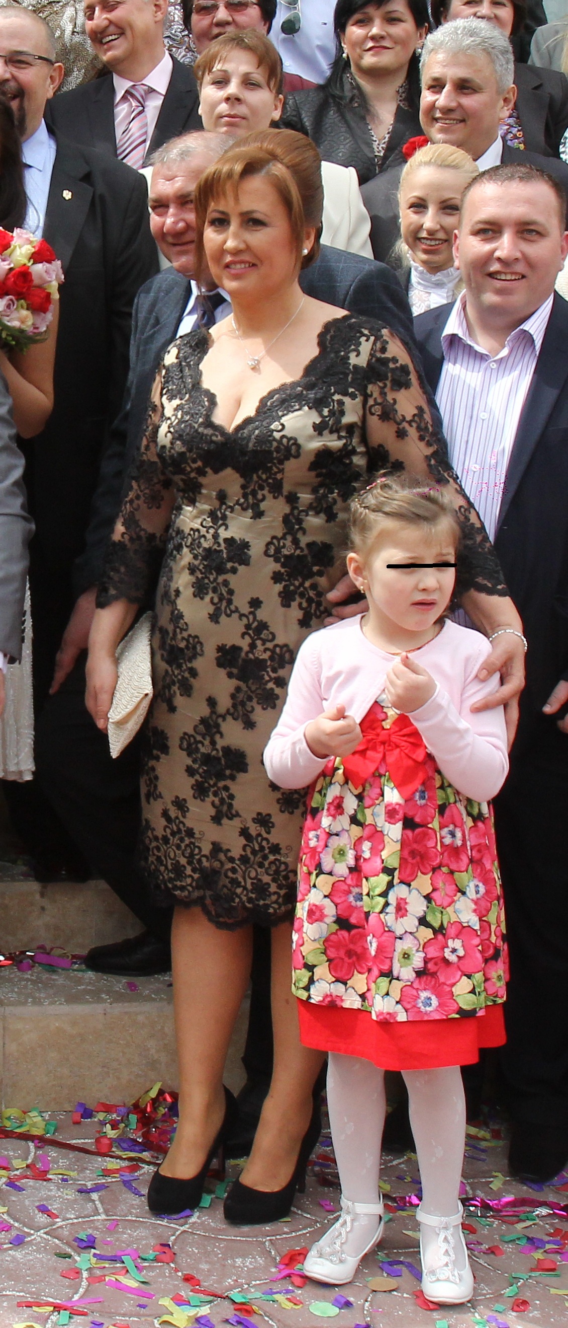 Soacra mica alaturi de cei doi porumbei la poza de grup