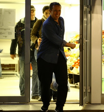 Reghe a iesit razand in hohote din magazin