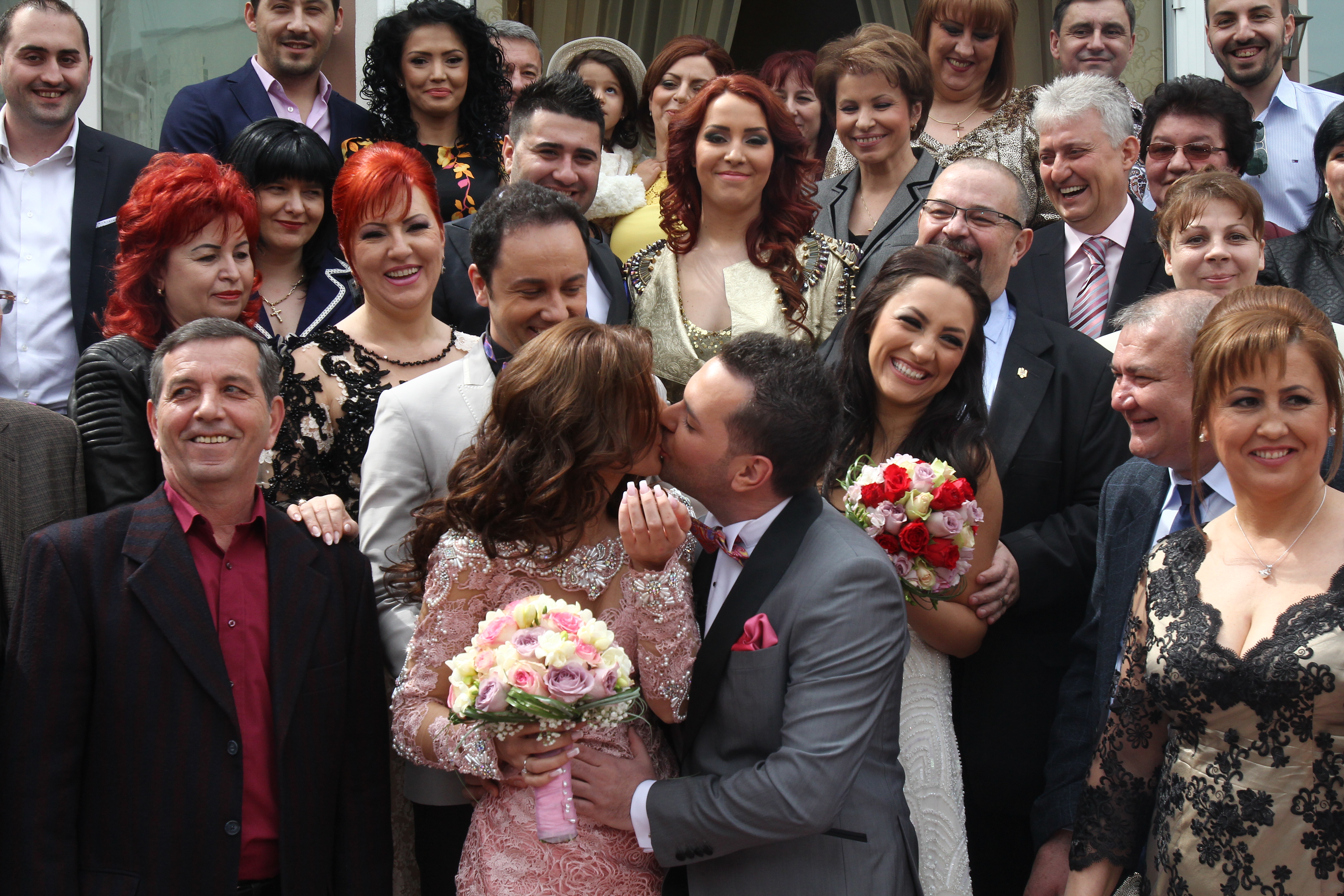 La finalul ceremoniei cei doi porumbei s-au mai sarutat odata la poza de grup