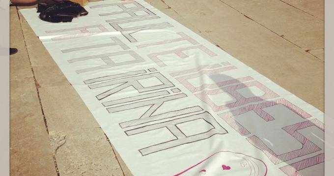 Tinerii isi fac declaratii publice afisand bannere