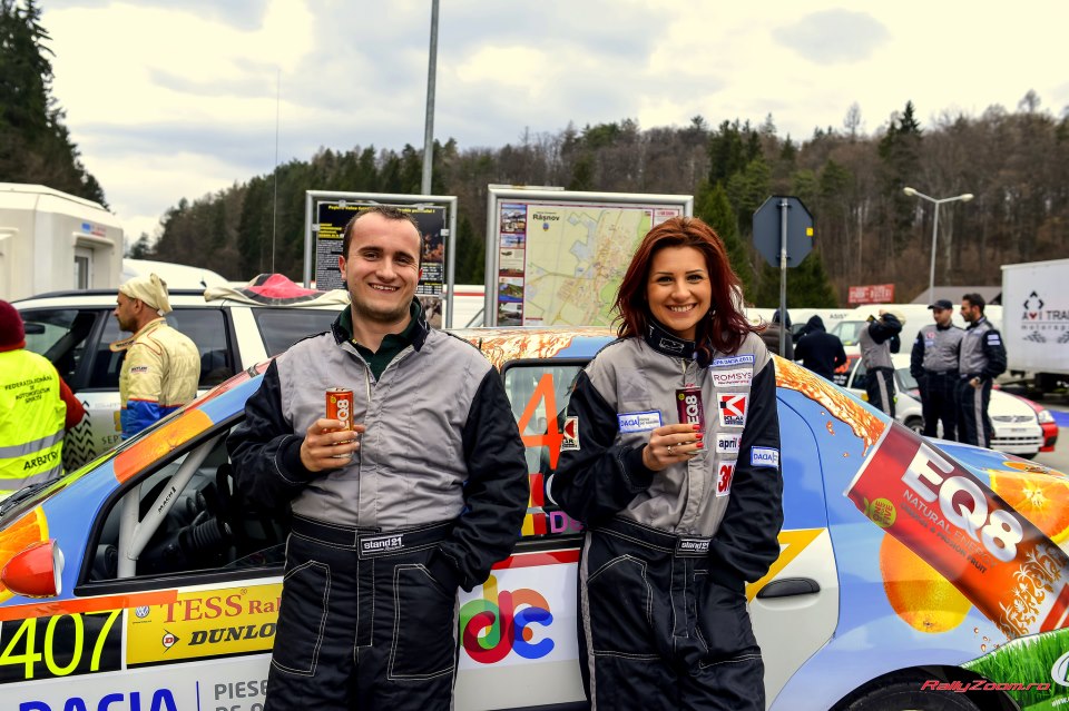 In masina de raliu cei doi sunt strict pilot si copilot