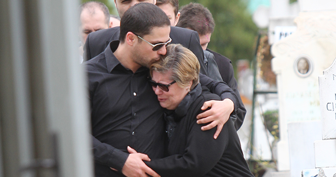 Augustin Vizuru isi tine la piept mama, la iesirea din cimitir