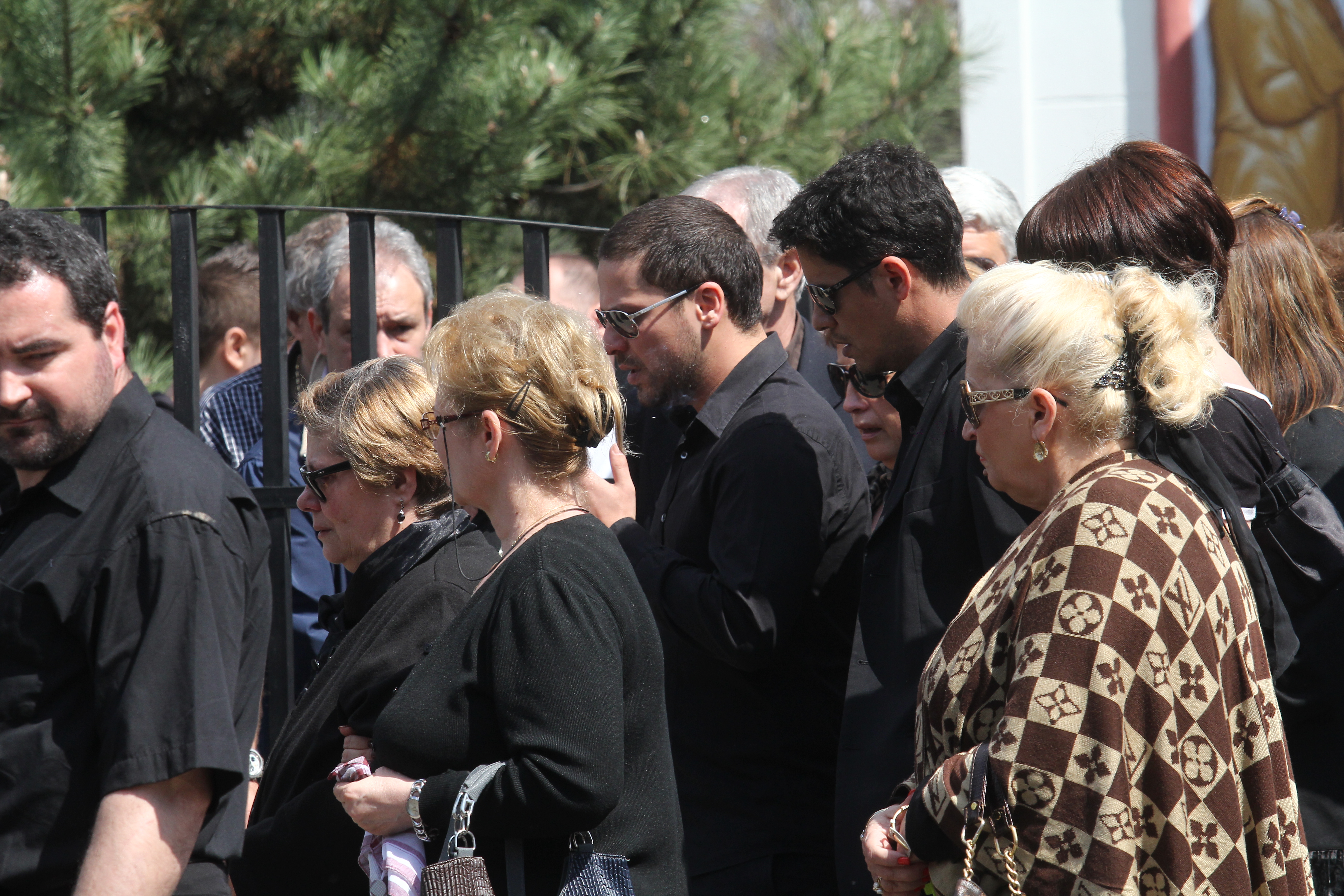 Augustin, Lucian si mama lor erau daramati de durere la iesirea din biserica