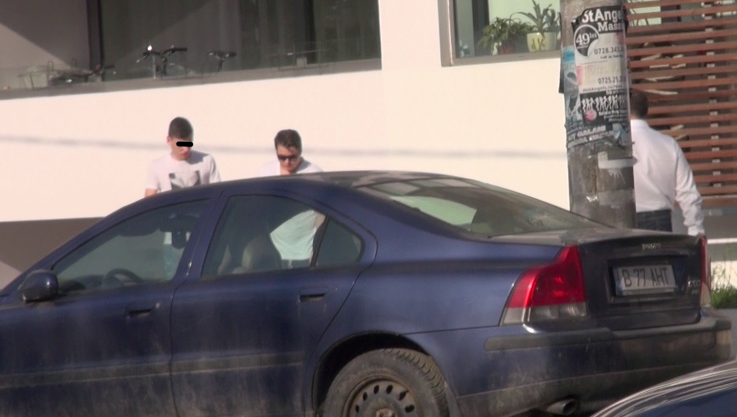 Tanarul a mers sa cumpere o sticla de apa, iar soferul l-a asteptat afara