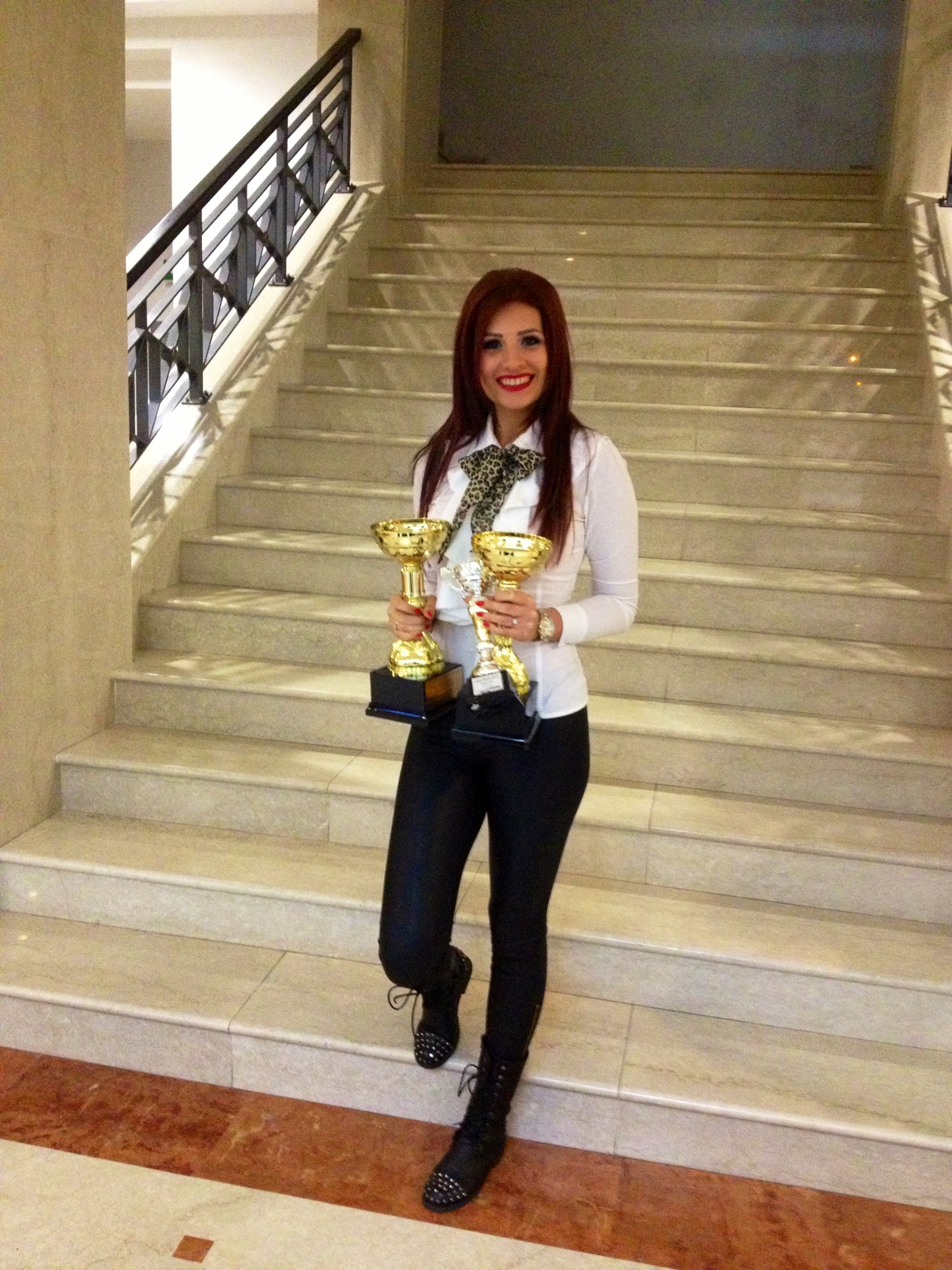 Denisa nu a rezistat fara sa se pozeze cu cele doua cupe castigate