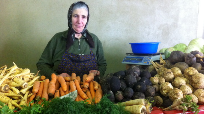 Floarea Dinu face naveta zilnic pentru a vinde in piata Obor