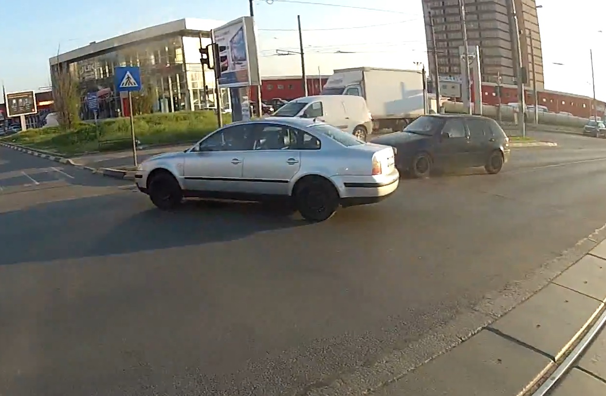Soferul care circula regulamentar a franat brusc si a tras dreapta de volan (Sursa trafictube.ro)