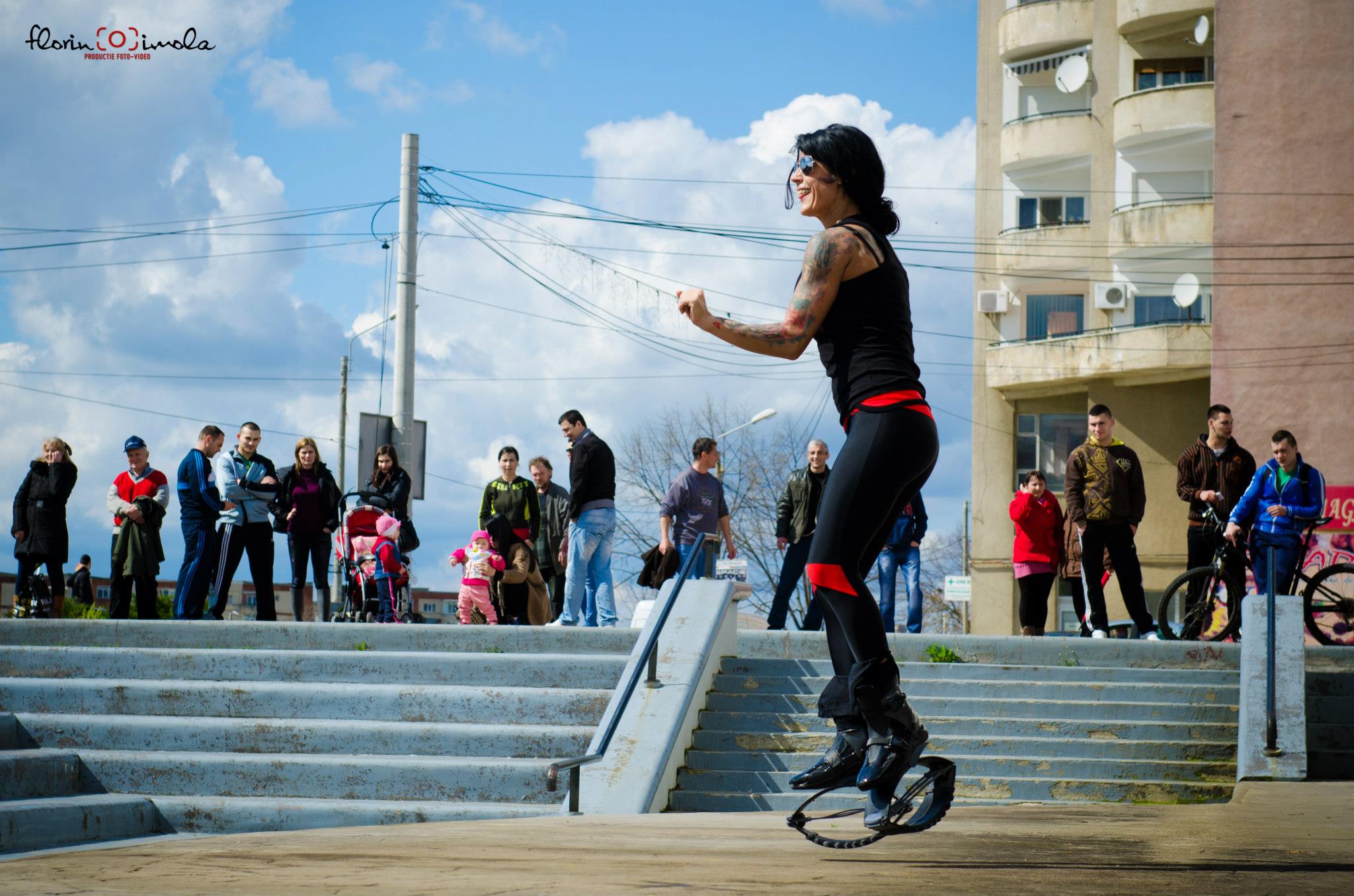 Mai multe persoane s-au ingramadit sa o vada pe Miha in actiune