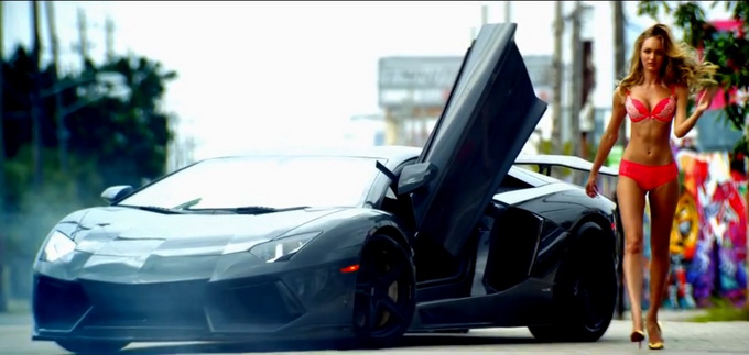 Modelele au defilat langa un Lamborghini de 900 de cai putere