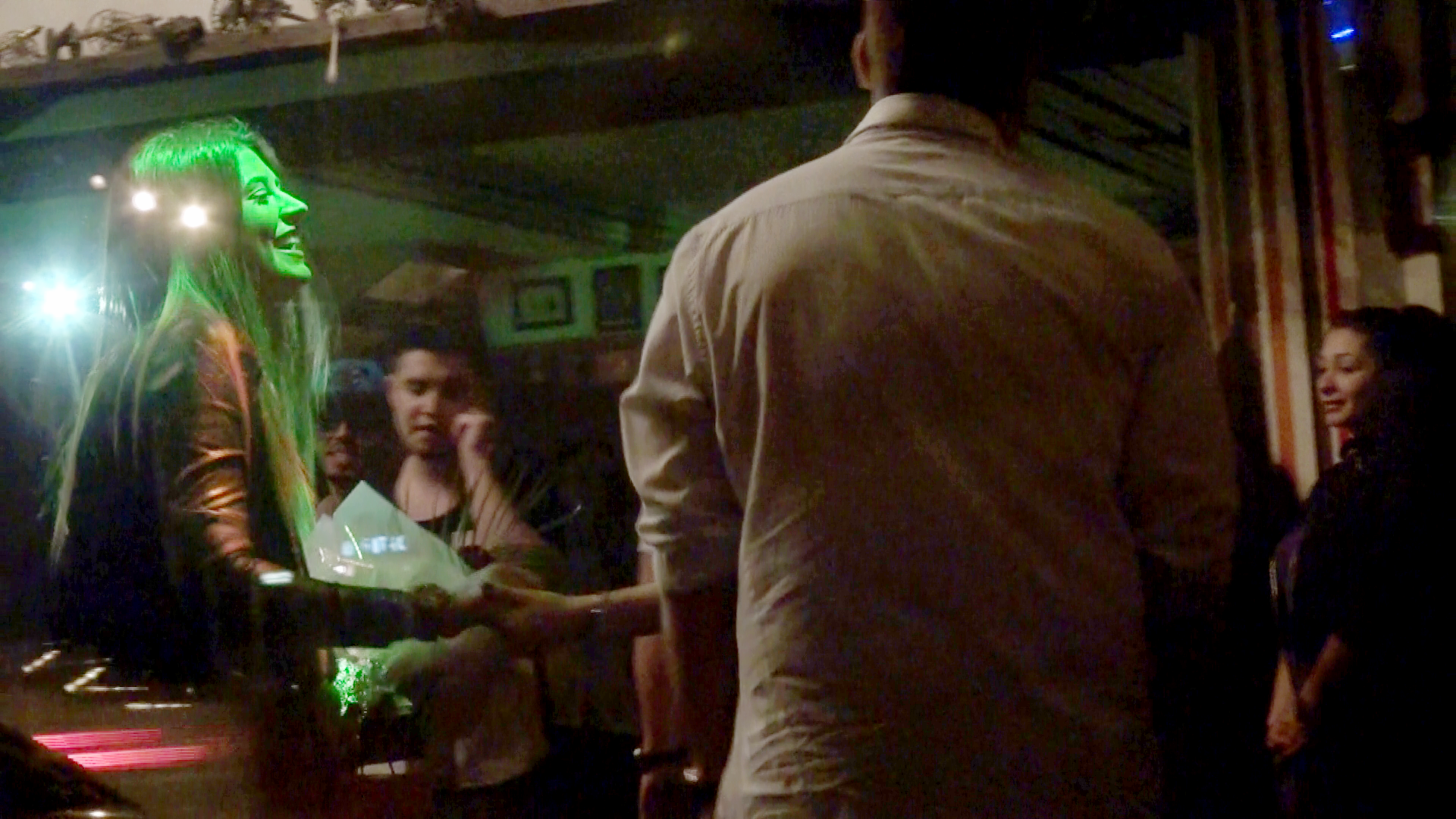 Fata artistei se lumineaza cand isi revede prietenii si colaboratorii