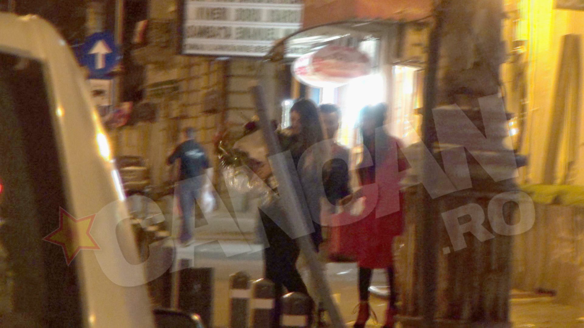 Cu bratele pline de flori, cantareata se indreapta spre taxiul pe care il