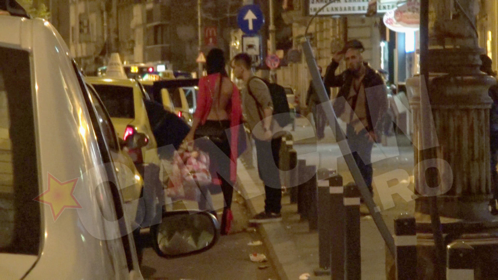 Imediat dupa ce Antonia a urcat in masina, Alex Velea se reintoarce cu strada, de unde urmareste atent tot ce se intampla