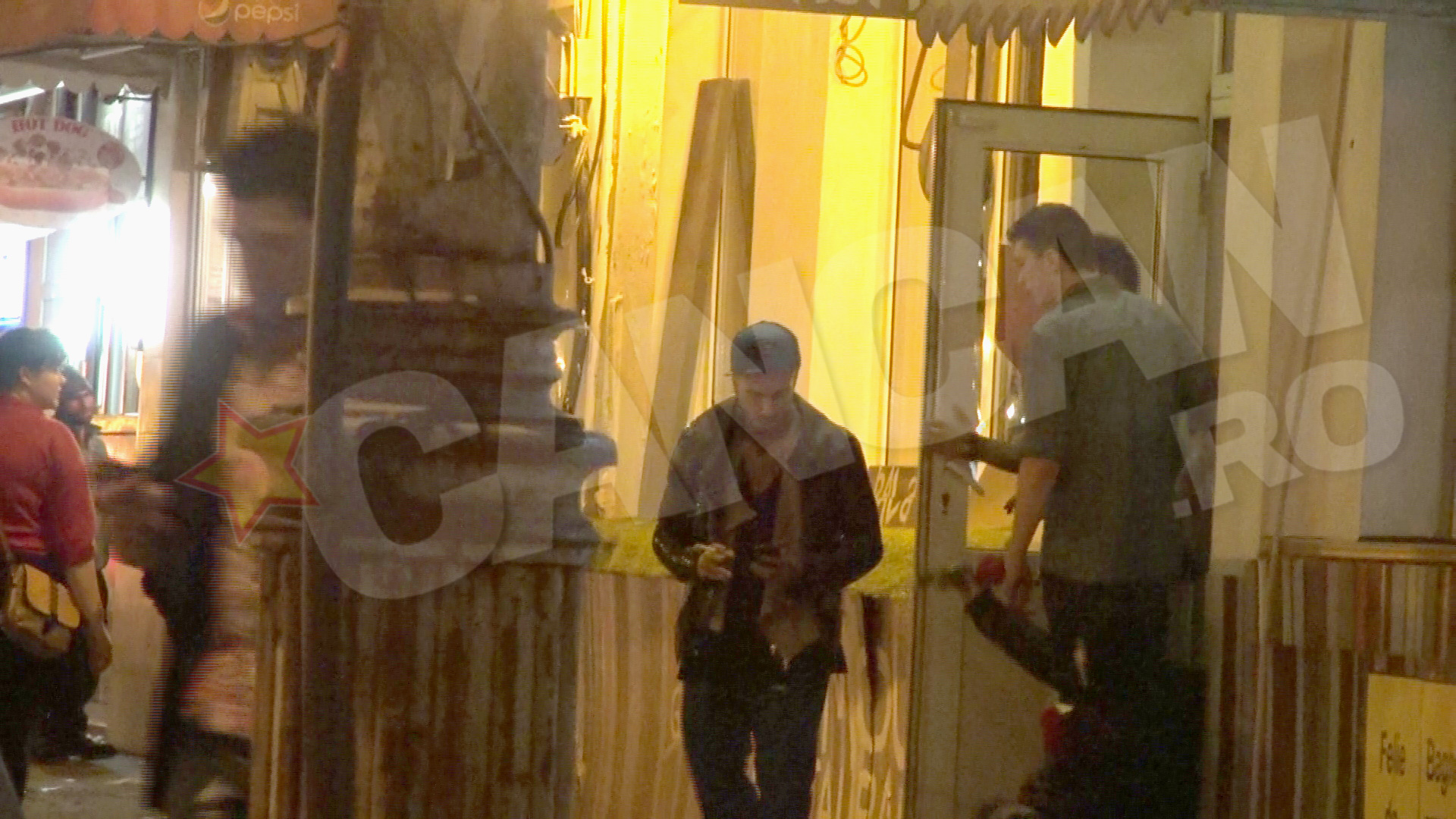 Desi nu el era sarbatoritul, Velea a foat un fel de gazda a petrecerii Antoniei. A avut grija de invitati si pe unii i-a insotit afara, cand acestia au vrut sa ia aer