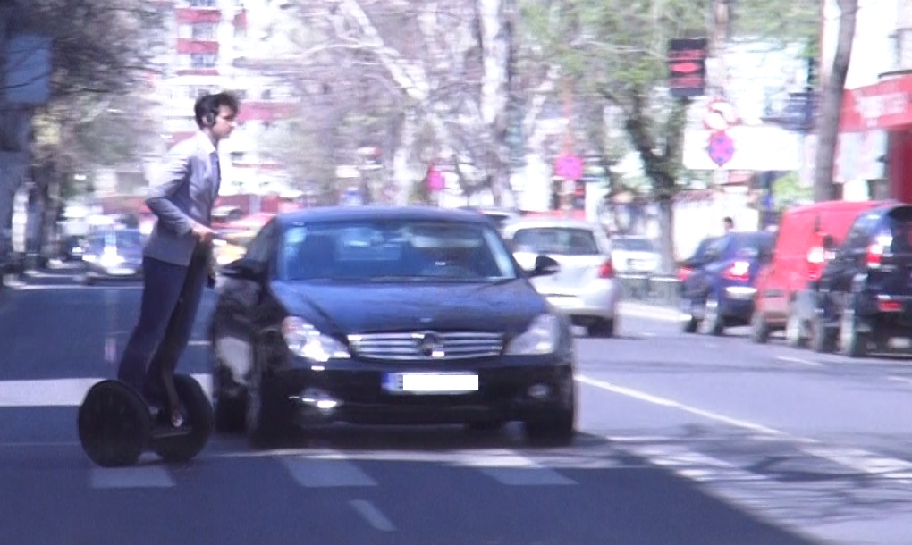 Tanarul cu segway a sfidat soferii de pe Dorobanti!