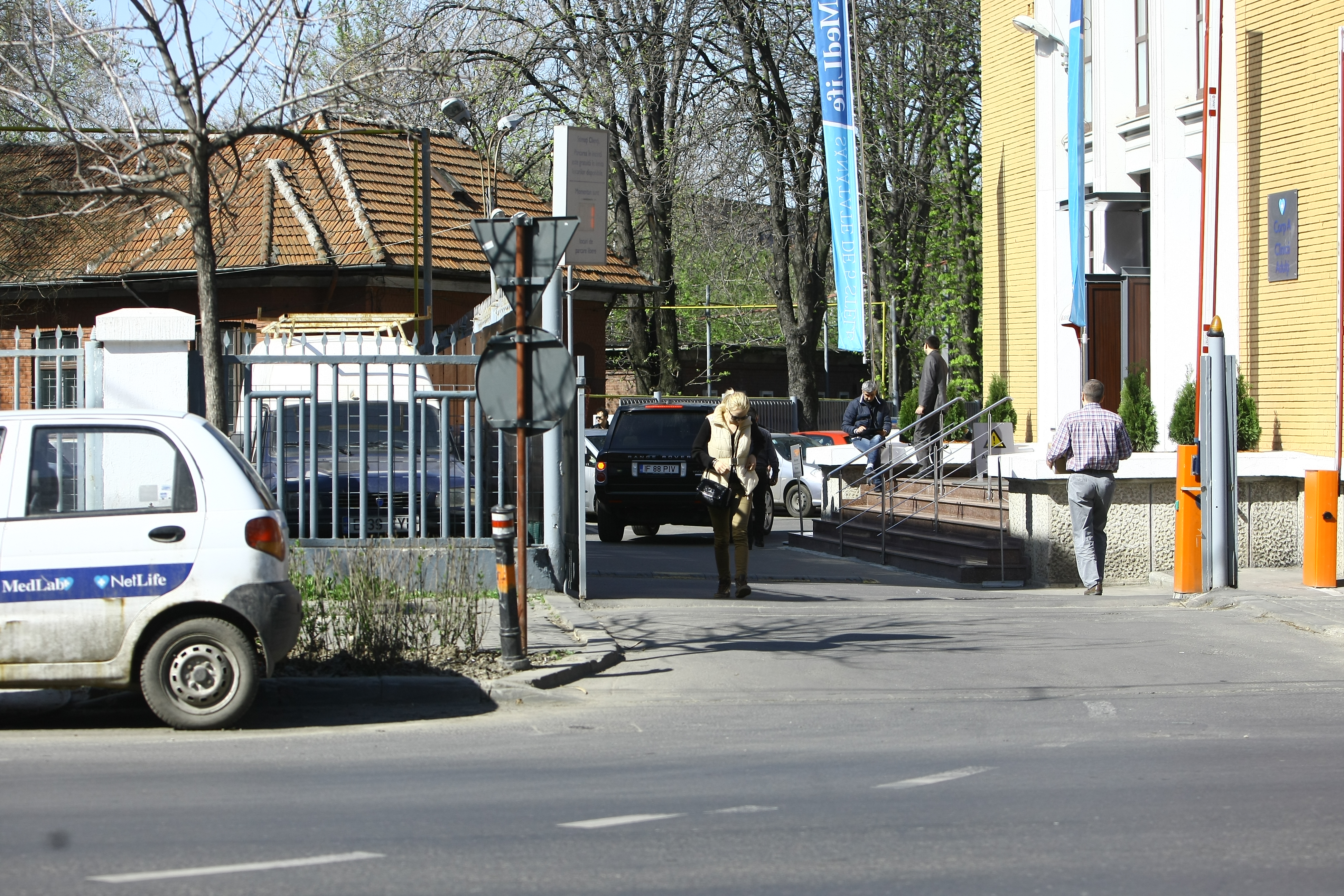 La ora la care ar fi trebuit sa ajunga la Federatie, Piturca a parcat in curtea unei clinici medicale private