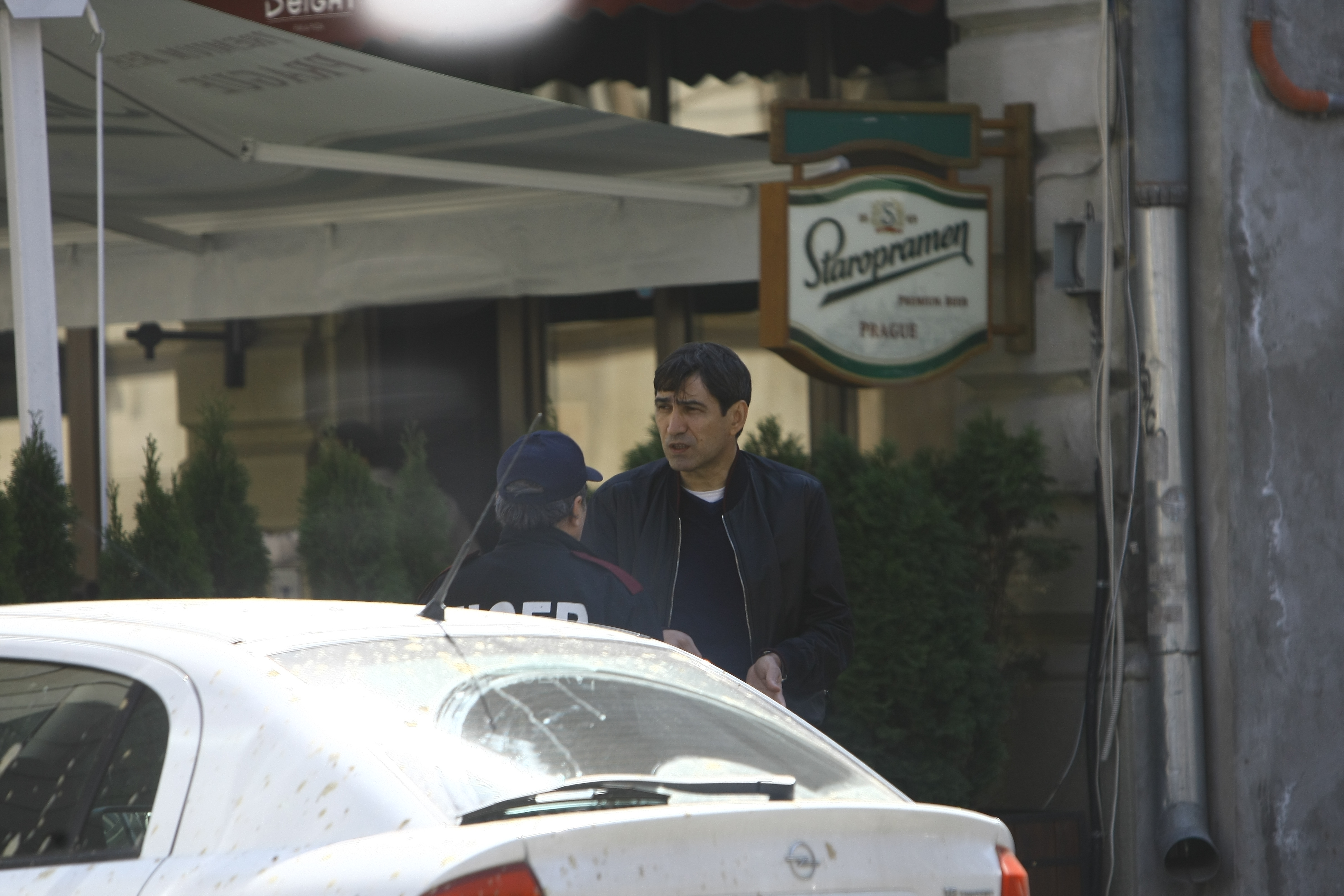 Abordat de angajatul unei firme de paza, selectionerul se opreste din drum si incepe sa se planga ca are necazuri si ca echipa merge rau