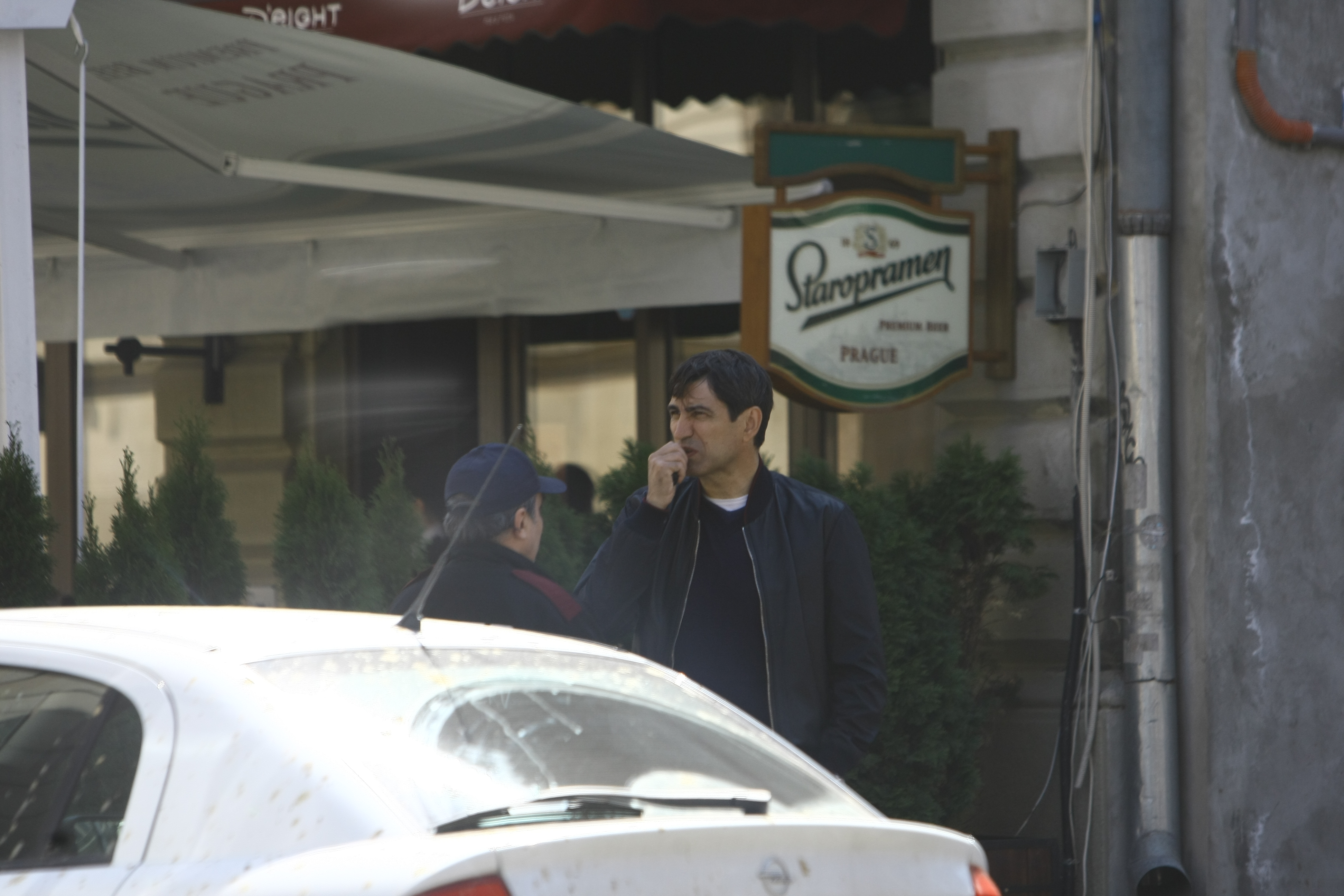 Piturca ramane minute bune de vorba cu paznicul, dupa care pleaca ganditor spre masina