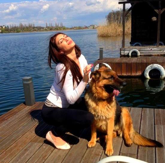 Noua prietena a milionarului e mare iubitoare de animale