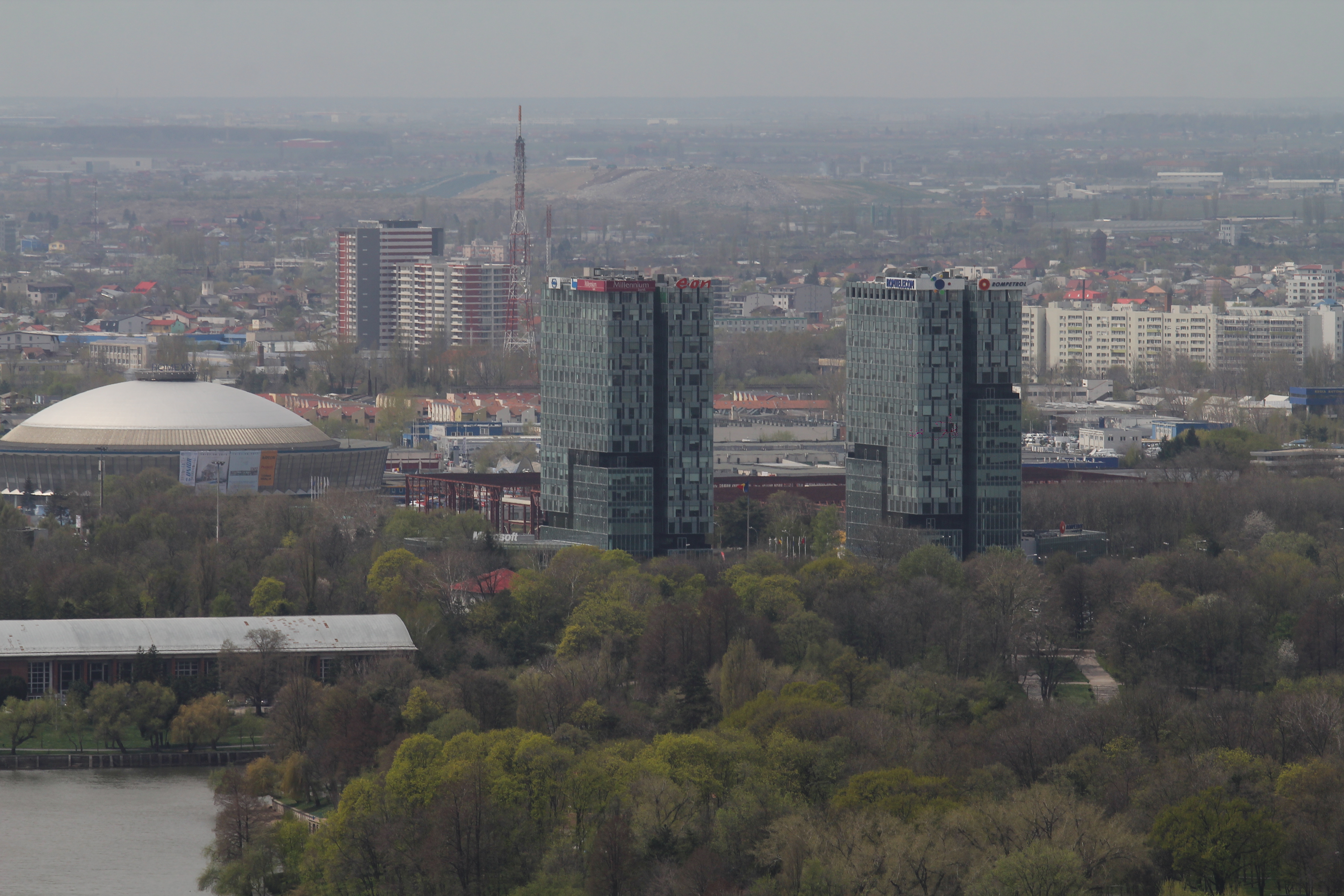 Cupola Romexpo si turnurile gemene din fata ei vazute de sus