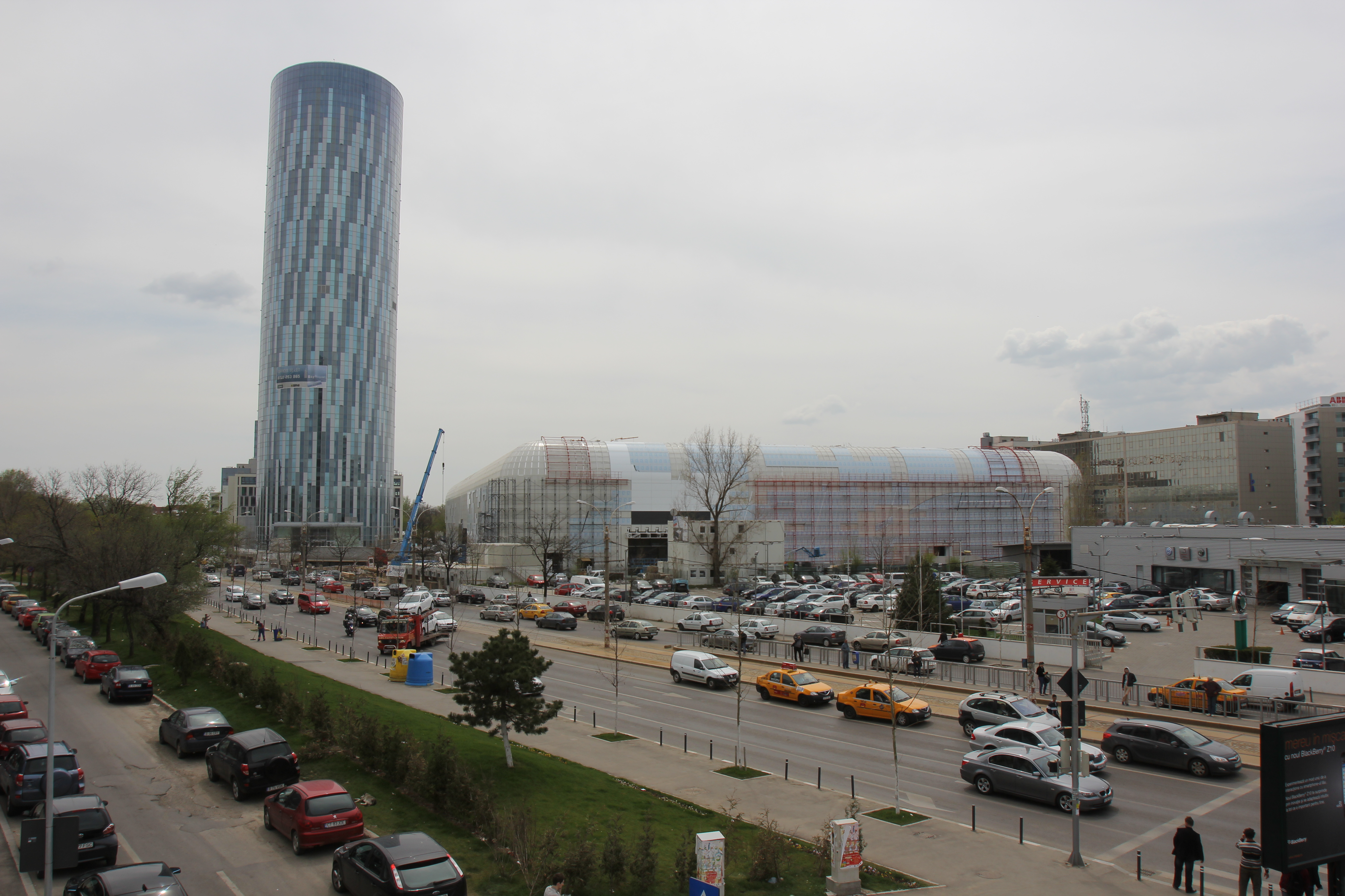 Gigantul de sticla si otel vazut de pe pasajul Pipera