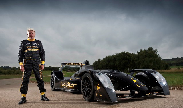 Mika Hakkinen va face o demonstratie in Bucuresti intr-o masina Caparo T1