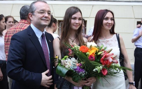 Cezara alaturi de parintii ei