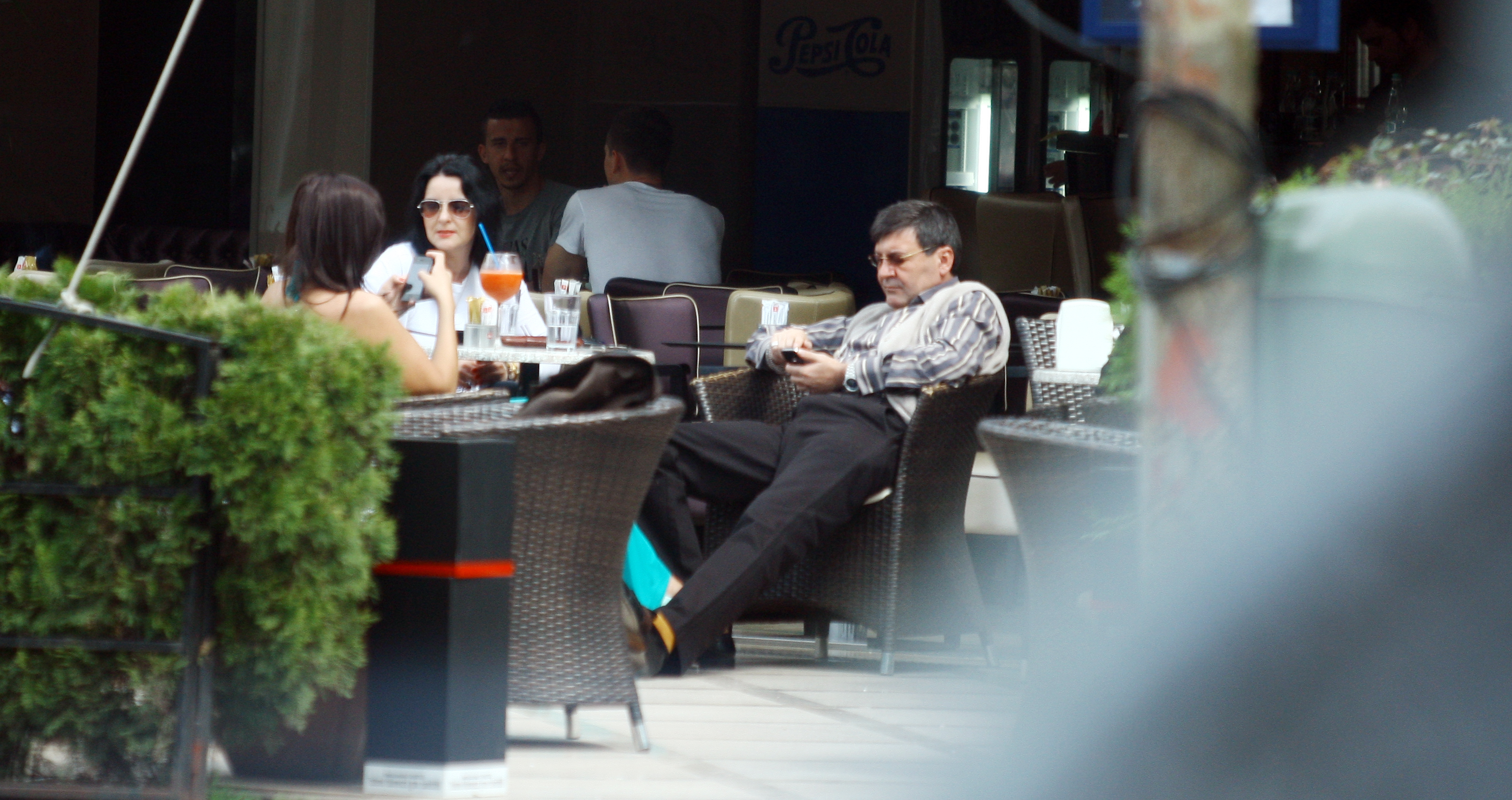 Milionarul sta pe spate in fata fetelor