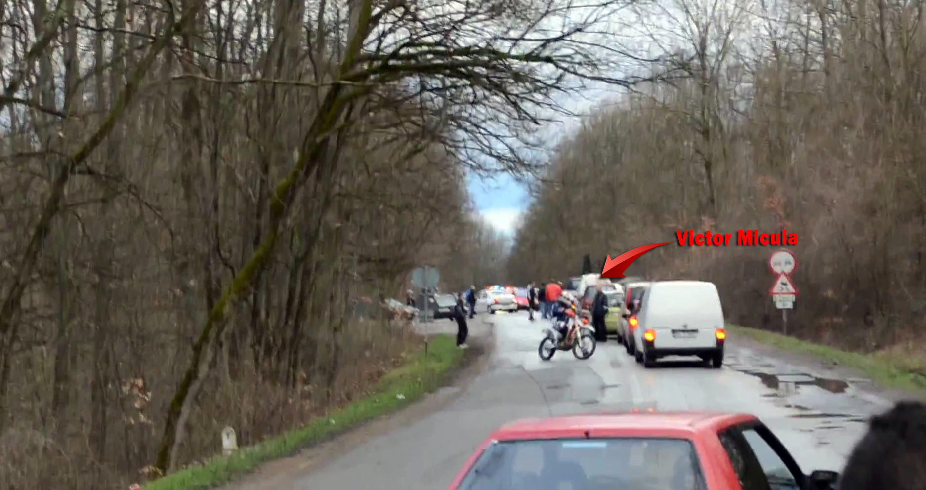 Victor Micula s-a dus cu motocicleta langa protestatarii de pe DN 76