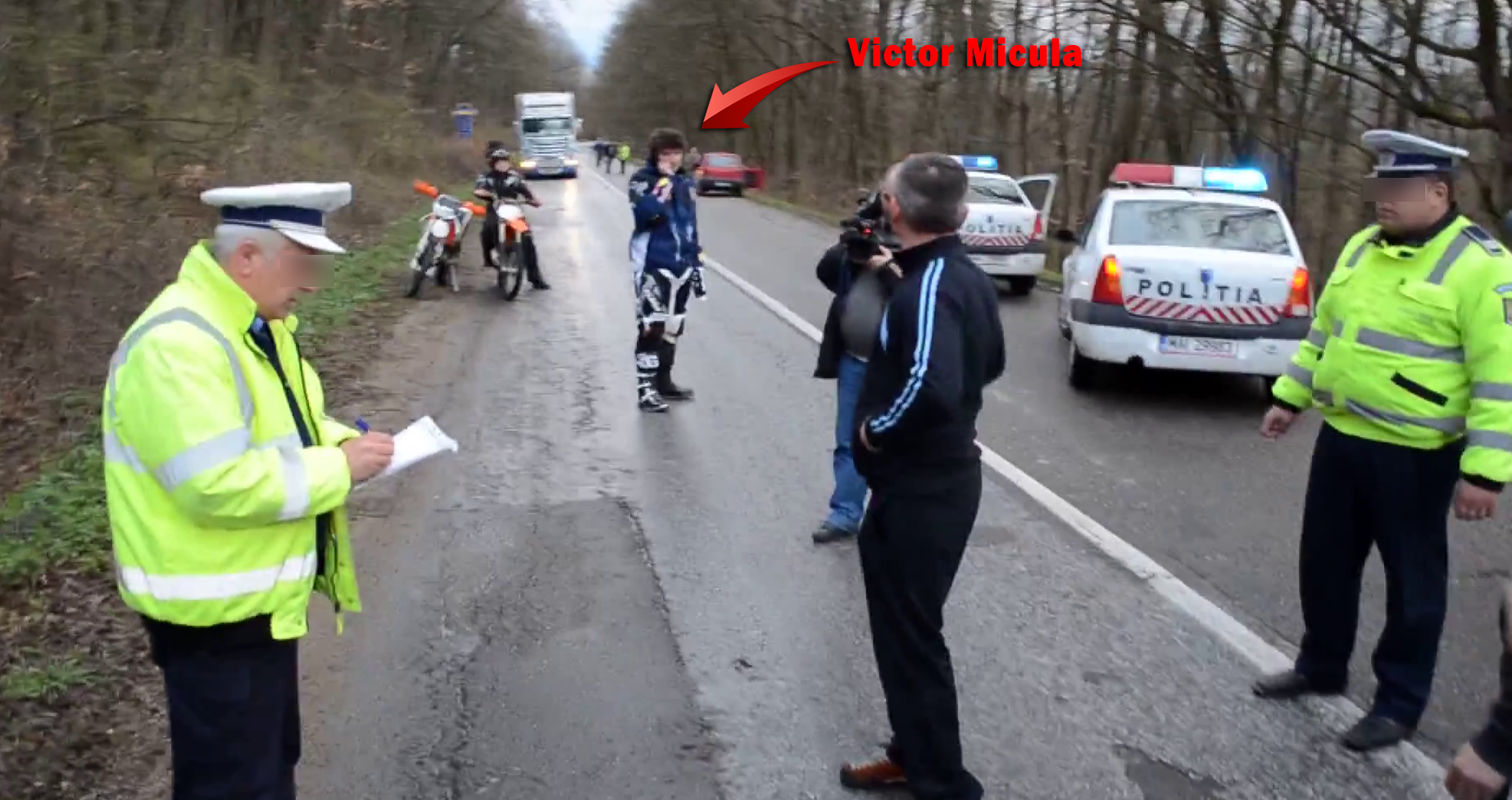 Fiul lui Viorel Micula nu pare foarte interesat de dialogurile dintre politisti si protestatari, asa ca vorbeste la telefon