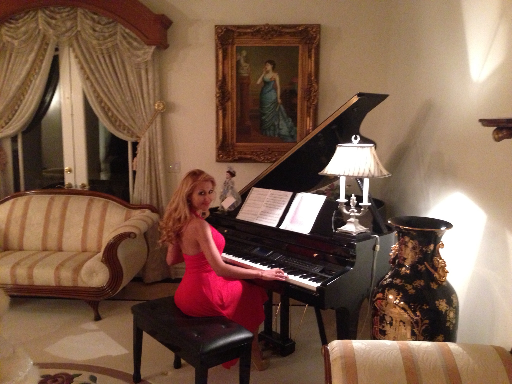 Anamaria Ferencz sta de o luna in casa afaceristului si se simte excelent