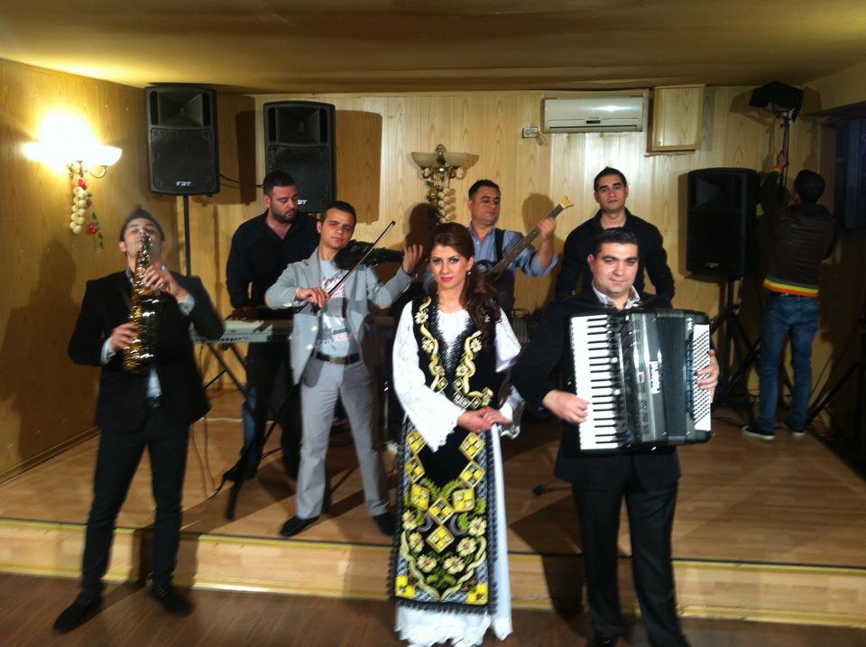 Alina e cantareata de muzica populara in Timisoara