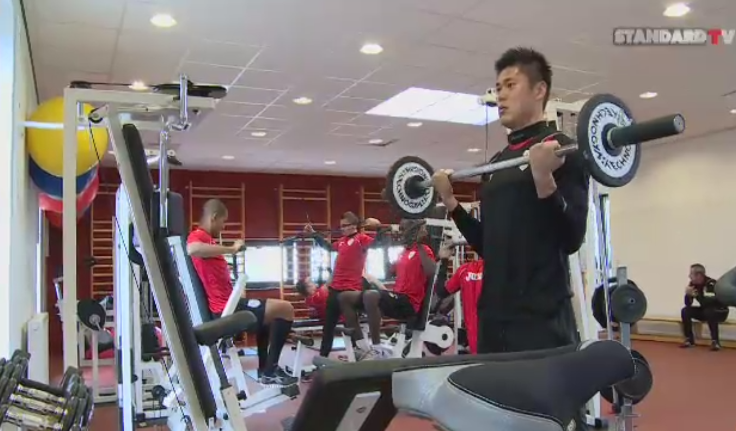 Fotbalistii de la Standard Liege fac periodic pregatire in sala de forta