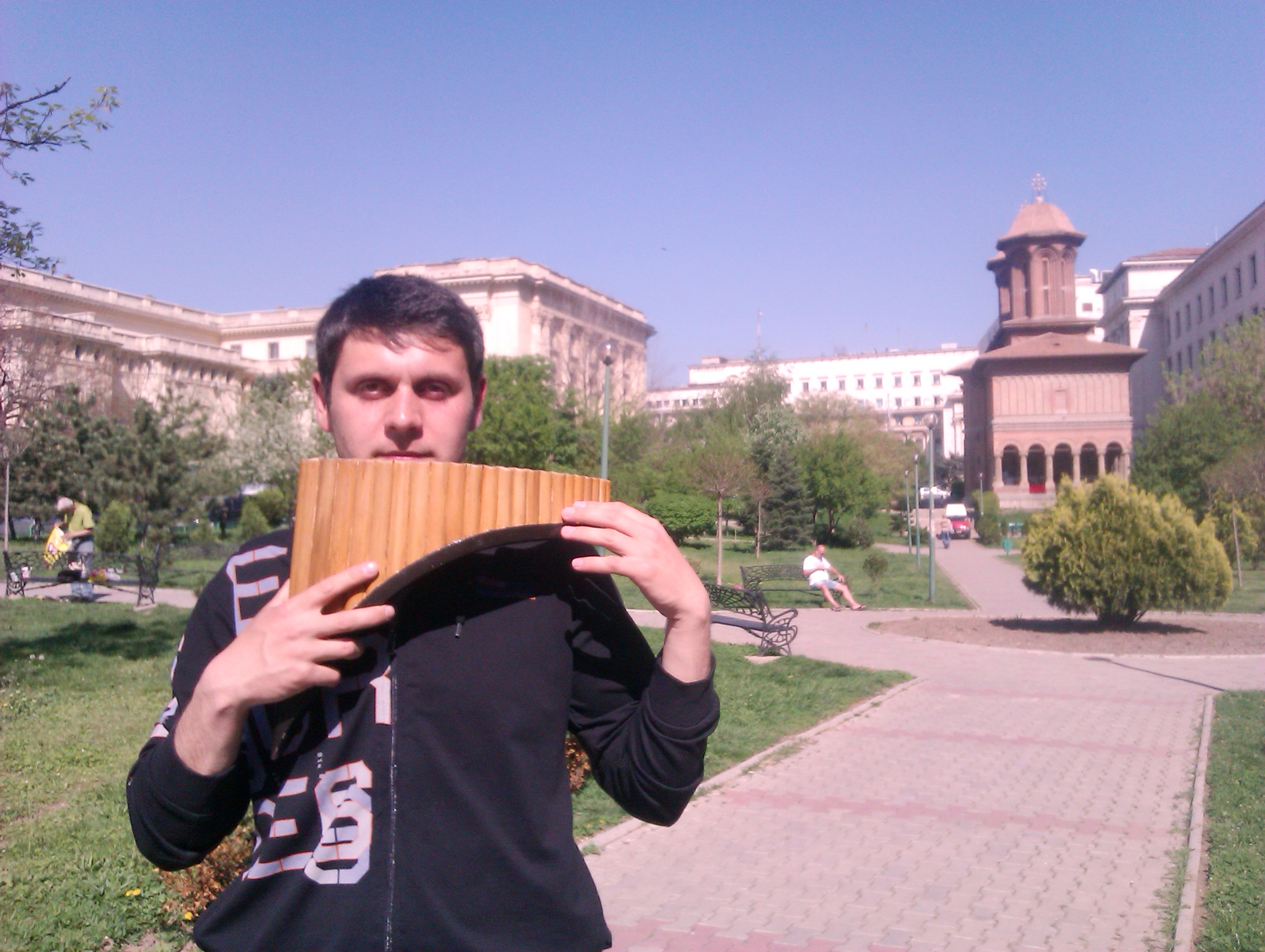 Joshua ii incanta in fiecare zi pe locuitorii din zona Salii Palatului